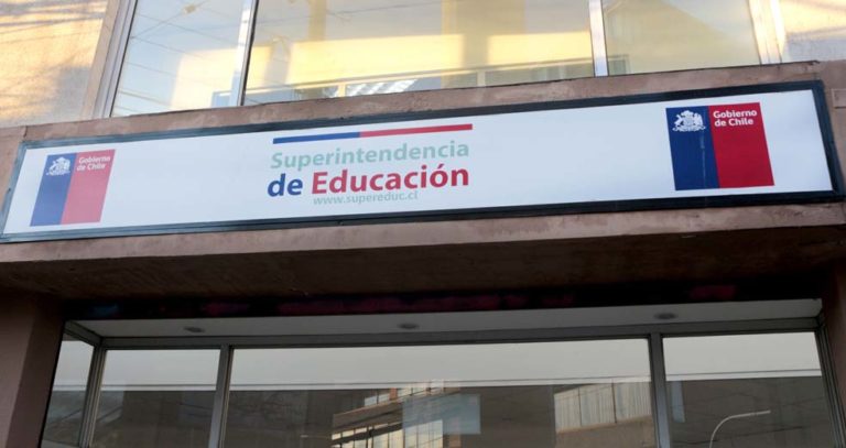 Acusan persecución en contra de funcionaria de la Superintendencia de Educación