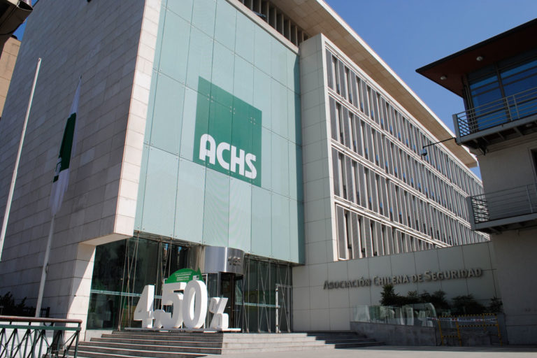 ACHS condenada a pagar millonaria indemnización por despido injustificado de trabajadora durante la pandemia