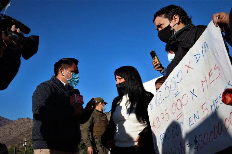 Vecinos/as de Pudahuel exigen una solución a Enel para 16 familias sin electricidad en sector rural