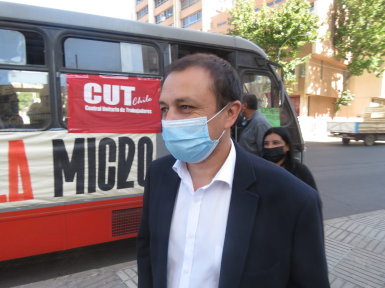 Diputado Cuello junto a dirigentes sociales viajan en bus #QuePaseLaMicro para dejar carta a Delegación Regional