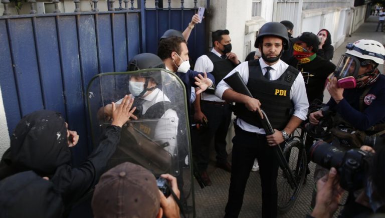 CPLT ordena a la PDI entrega de información sobre compras de elementos antidisturbios en los últimos 7 años