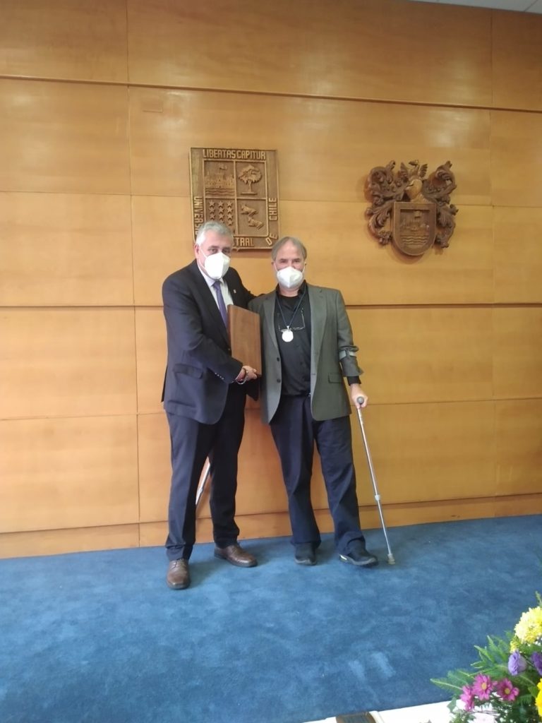 Promotor de la ciencia subantártica recibió el premio “Luis Oyarzún” que otorga la U. Austral de Chile