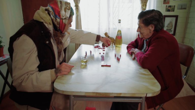 “Dominó”: Gianluca presenta a su familia en íntimo videoclip