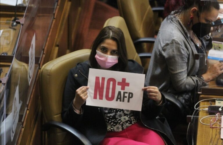 Diputados PC denuncian a AFP Cuprum por campaña en contra de proceso constituyente