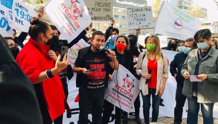 Trabajadores/as del comercio juntan firmas de parlamentarios para conseguir cierre a las 19 horas