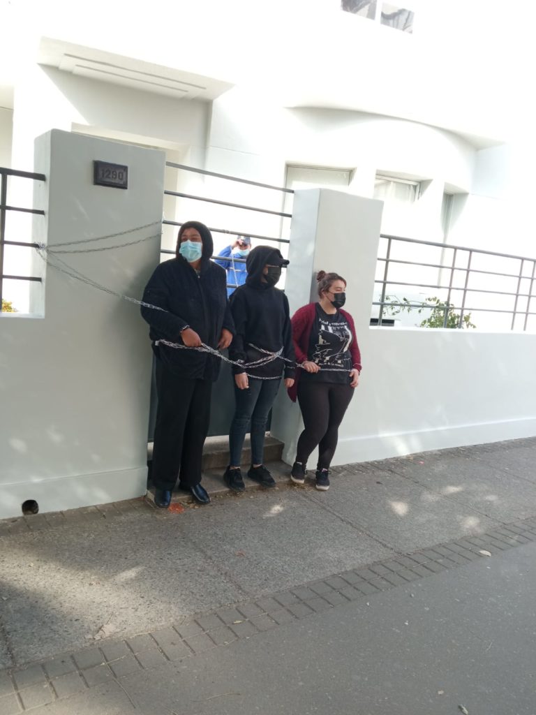 Familias de presos políticos de caso UdeC se encadenan en la rectoría de la universidad