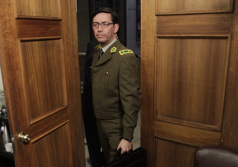 Solicitan investigación exhaustiva por denuncia contra director de inteligencia de Carabineros