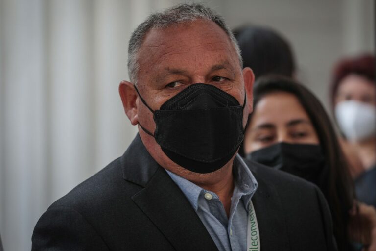 Gobernador Mundaca señala que episodios de contaminación han dañado enormemente a la población, especialmente menores