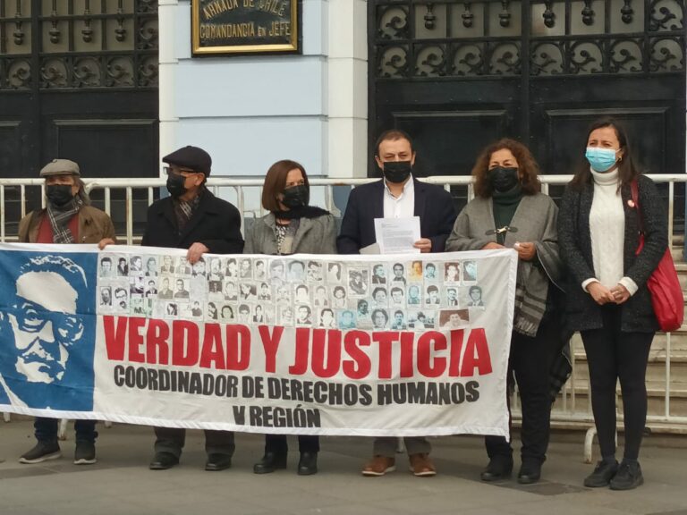 Autoridades regionales entregan carta a la Armada para concretar retiro de estatua del ex Almirante Merino del Museo Marítimo.