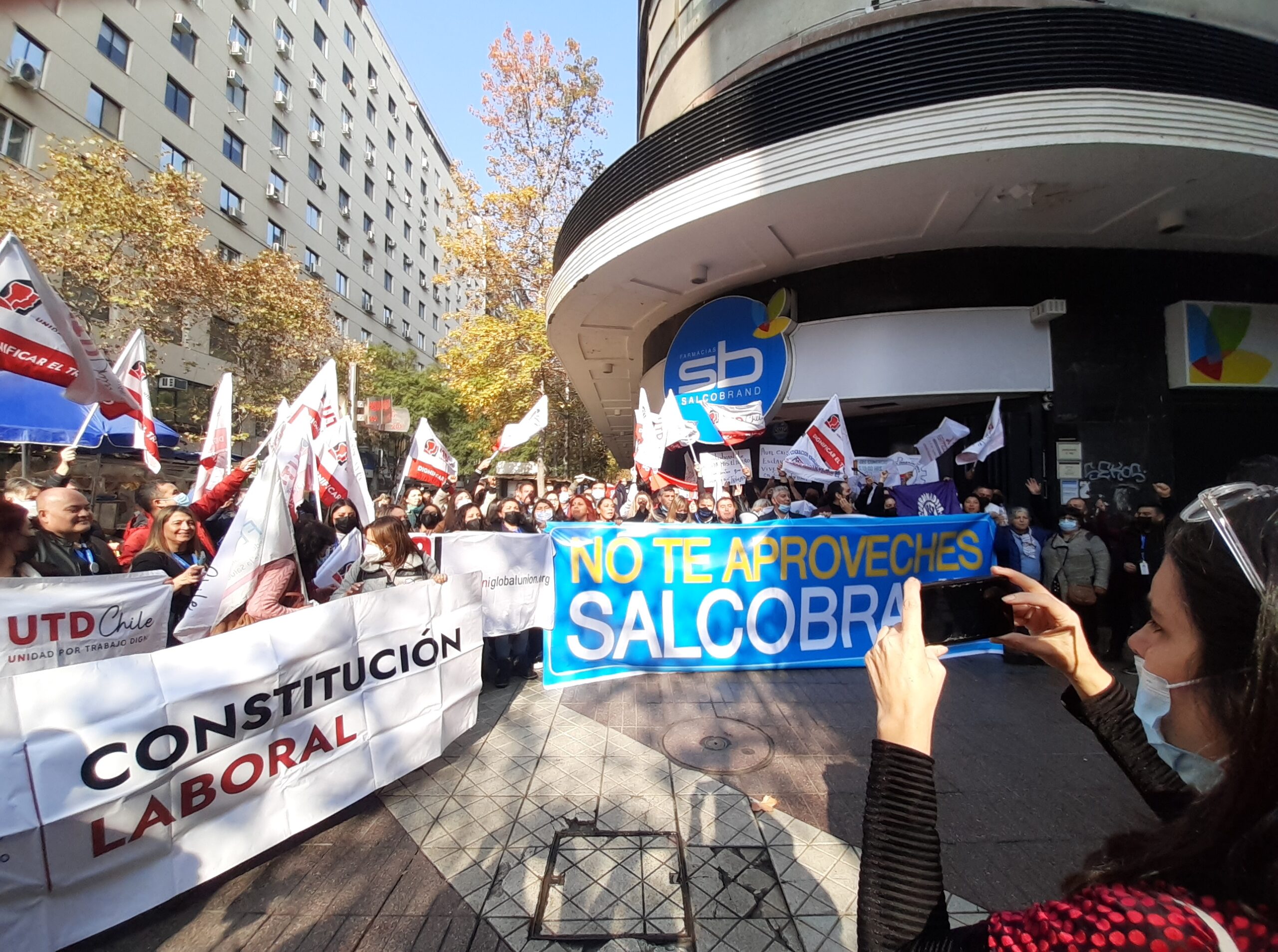 “No te aproveches Salcobrand”: Campaña que denuncia abuso laboral y malas prácticas, concita apoyos transversales “No te aproveches Salcobrand”: Campaña que denuncia abuso laboral y malas prácticas, concita apoyos transversales