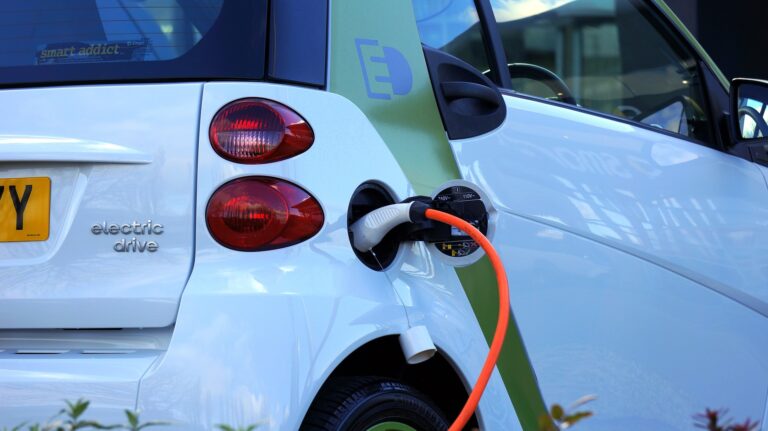 Académico analiza el desarrollo de la electromovilidad en Chile