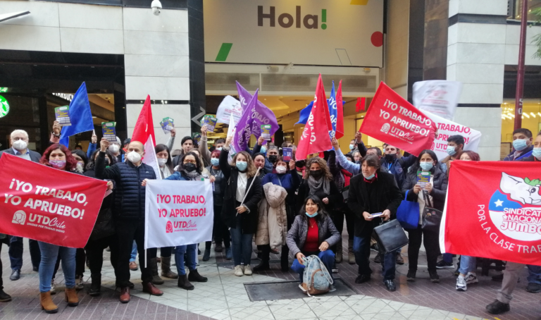 Trabajadores de Unidad por Trabajo Digno UTD, comparten textos de Nueva Constitución en el marco de la campaña por la opción apruebo