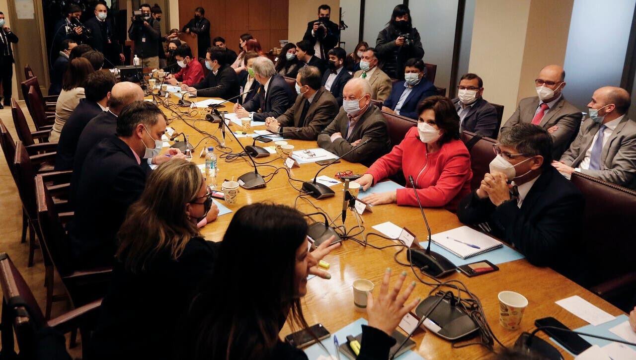 Teillier sostiene que la nueva Constitución debe contener materias fundamentales como los derechos humanos y derechos sociales garantizados Teillier sostiene que la nueva Constitución debe contener materias fundamentales como los derechos humanos y derechos sociales garantizados