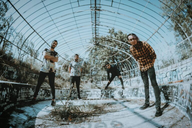 Descubre el rock alternativo de Solem en su primer single “Plano Físico