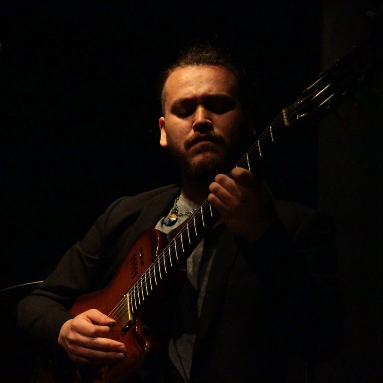 Guitarrista de jazz Vicente González lanza su primer disco Ákronux