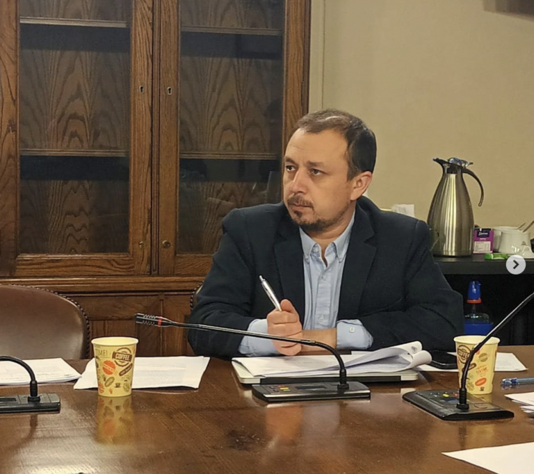 Diputado Cuello pide al gobierno campaña de buen trato a adultos mayores en transporte público
