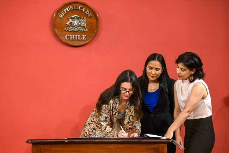Ministra Vallejo firma convenio con ONU mujeres para avanzar en incorporación de perspectivas de género en el diseño de políticas públicas