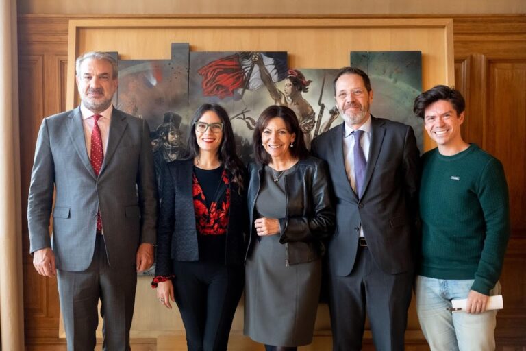 Ministra Vallejo se reúne con la alcaldesa de París e inicia agenda contra la desinformación y fortalecimiento de las democracias