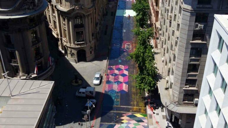 Municipalidad de Santiago inició obras para convertir calle Bandera en paseo peatonal de valor artístico arquitectónico