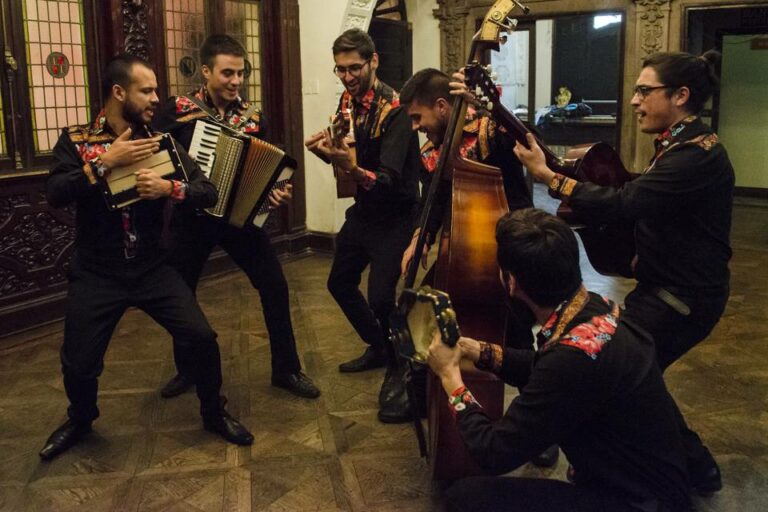 Romeranza presenta su disco debut cuequero “Otro gallo cantaría”