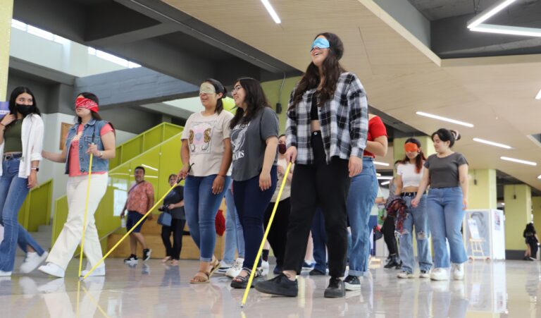 Estudiantes de Pedagogía en Educación Especial viven la experiencia de ponerse en el lugar de personas con discapacidad visual