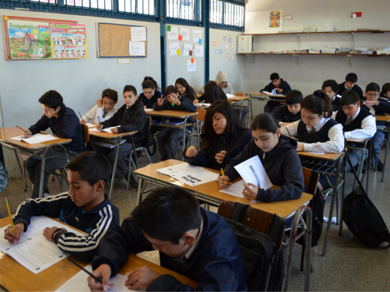 “La educación tiene que ser formativa”: Especialista en convivencia escolar analiza alza en denuncias de maltrato físico y psicológico