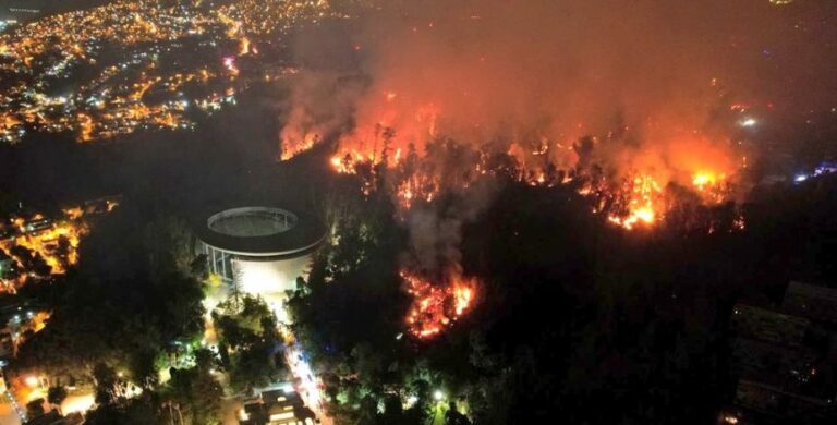 Experto por incendio en Viña del Mar: “El fuego no es lineal, mientras más abrupta la pendiente, es más violento en su erupción hacia la cima”