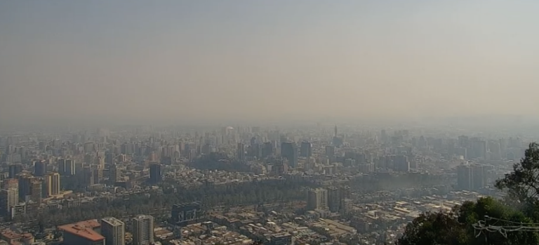 Masa de humo de incendios del sur mantiene en regular la calidad del aire en la región Metropolitana