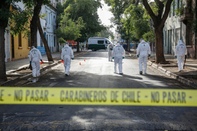 “Es necesario reforzar en conjunto, pero sobre todo desde el gobierno central, la forma en que se están llevando a cabo los procedimientos policiales” señala Camila Davagnino concejala por Santiago