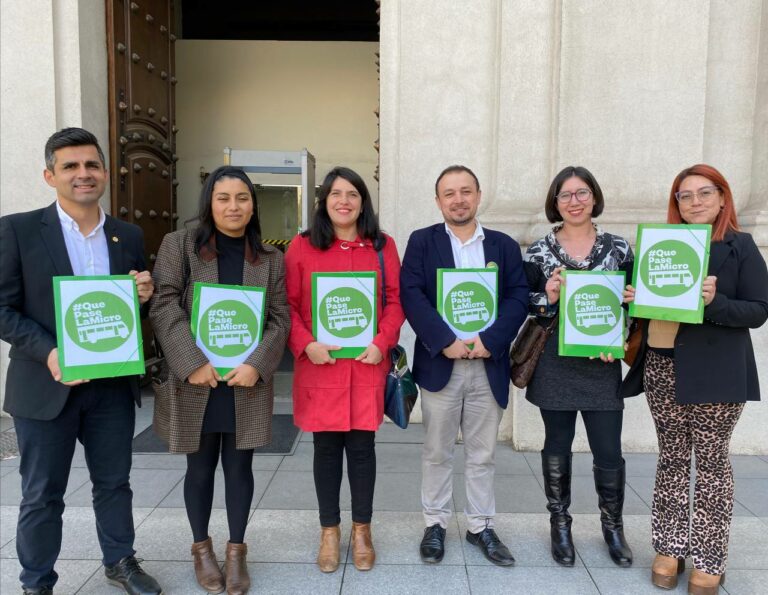 Diputado Luis Cuello, autoridades regionales y dirigentes sociales entregaron en La Moneda 10 mil firmas por Ley “Que Pase la Micro”