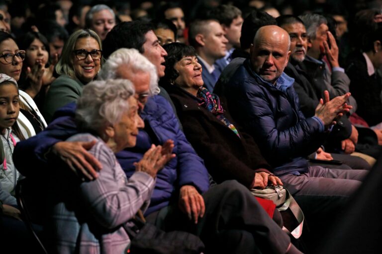 Importantes figuras de gobierno, internacionales, sociales y políticas asistieron al aniversario 111 del Partido Comunista destacando su historia democrática
