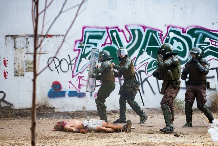 Declaran culpable a Sargento de Carabineros de homicidio frustrado por disparar escopeta lanza gases “de manera directa” en la revuelta de 2019