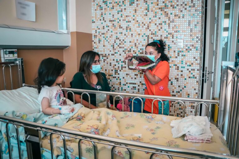 Mediación y animación lectora “Cuentacuentos” se toman hospitales de Santiago y Valparaíso