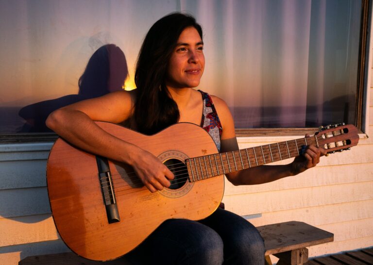 Maga Dalia estrena su disco debut “Canto Hacer”, próximo a lanzar en vivo.