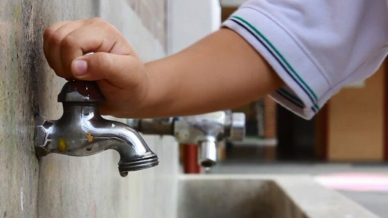  Autoridades se reúnen por la suspensión de agua durante semanas en sector de Corral