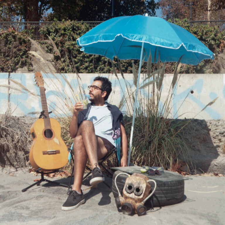 El cantautor sanantonino Seba Alfaro regresa con un refrescante single que suena tan trágico como cómico