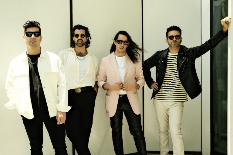 We are the grand presentó primera parte de su disco doble, con single junto a Ceaese