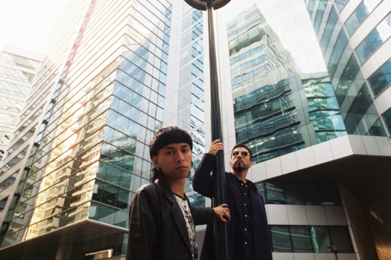 Entr3 presenta su EP debut “Objetos & Reflejos”