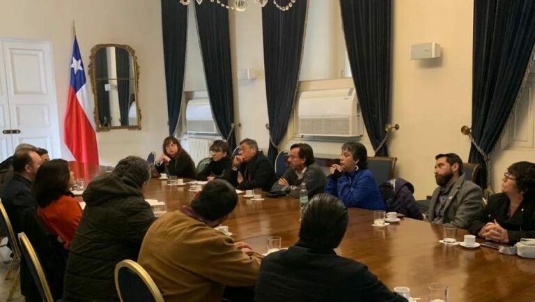 Reunión entre Comité de Iniciativas por los 50 años y el jefe de contenidos de la presidencia Manuel Guerrero: “Se aprecia una buena disposición y compromiso con el plan de búsqueda”