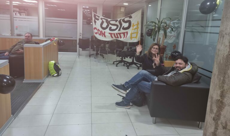 Dirigentes de ANFFOS se toman oficinas de FOSIS para destrabar paro nacional de más de 3 semanas