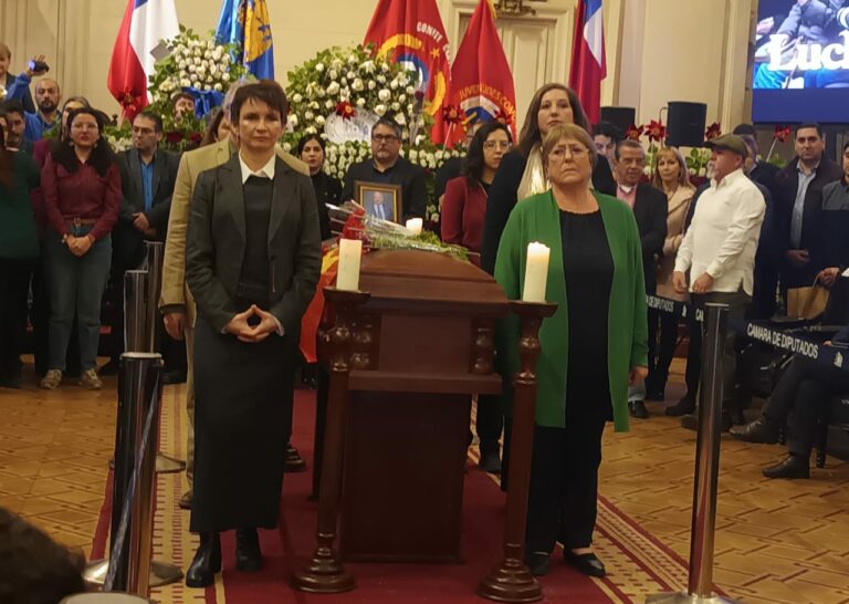 Ex presidenta Michelle Bachelet y diputada Carmen Hertz oradoras en ceremonia por Guillermo Teillier en el Congreso Nacional