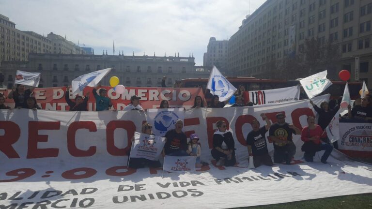 Trabajadores del Comercio marcharon exigiendo el cierre del retail a las 19:00 horas