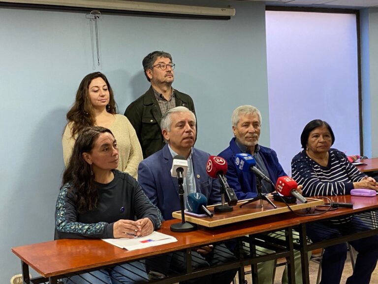 Colegio de Profesores se reúne con Mineduc y evalúa posible nuevo paro de actividades