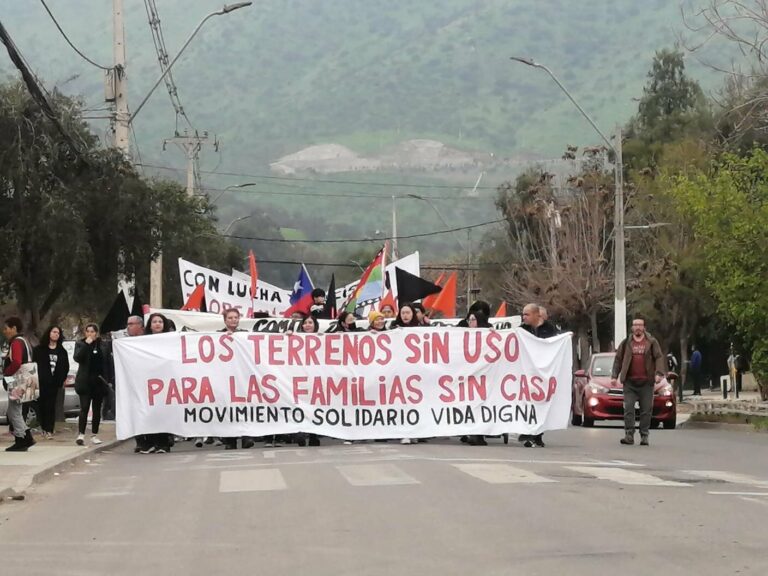 Cientos de pobladores marchan por terrenos para viviendas sociales en Huechuraba