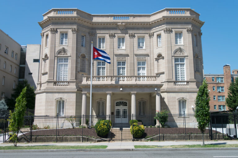 Atacan con bombas molotov a embajada de Cuba en Estados Unidos
