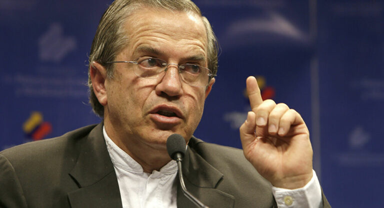 Ex Canciller Patiño tras victoria en primera vuelta del progresismo: “No sentimos que en Ecuador haya un retorno de la ideología neoliberal”