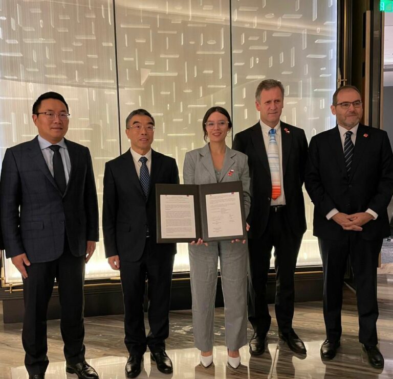Acuerdos entre China y Chile: Segegob y Huawei acuerdan trabajo conjunto para potenciar la alfabetización digital