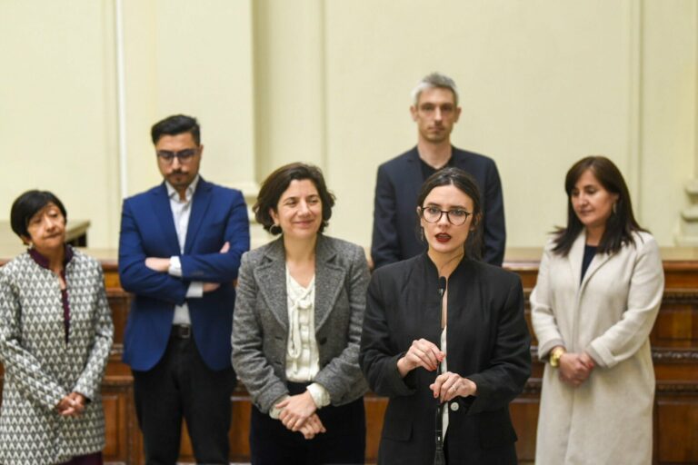 Comisión Contra la Desinformación realiza seminario sobre primer informe con presencia de ministras Vallejo y Etcheverry