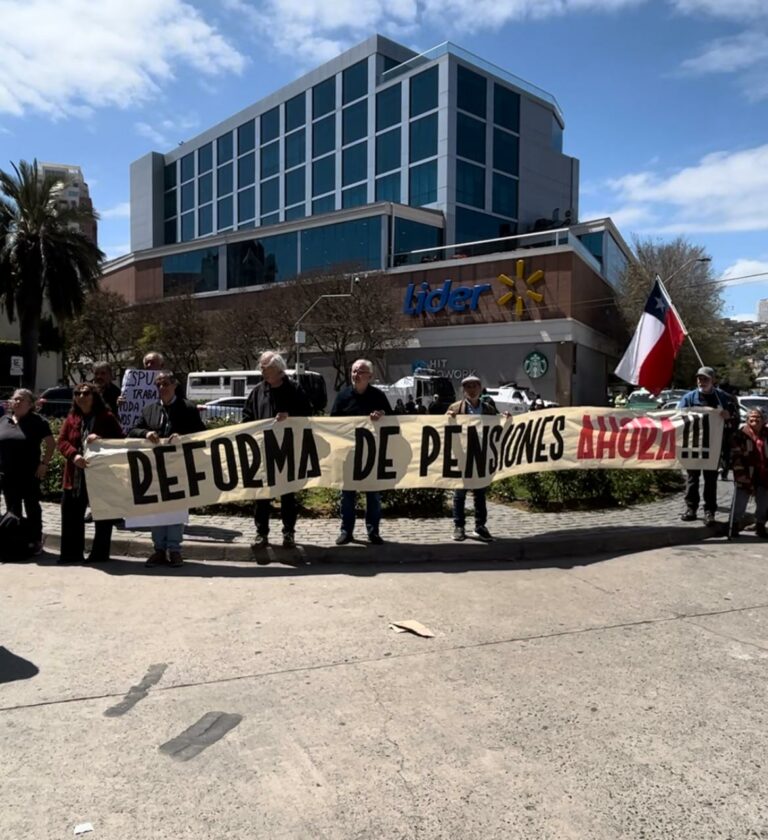 Pensionados se manifiestan afuera del Congreso Nacional en favor de Reforma Previsional