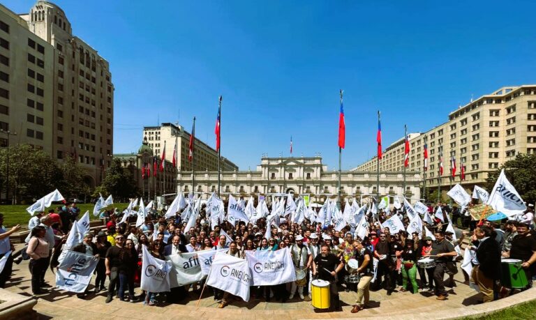 Funcionarios del Servicio de Impuestos Internos prolongan movilizaciones